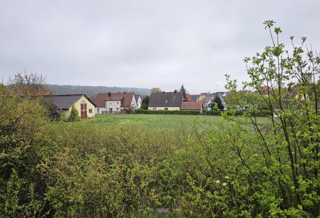 Hofstelle mit Dreifach-Garage und Scheunen – Oberdachstetten